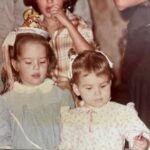 Natália Lage Instagram - A Marina é minha amiga mais antiga. A que ficou com mais força, assim, da infância. A gente diz pra todo mundo que é prima e nem explica, porque a relação é de família mesmo. Sua mãe é minha tia, suas irmãs são meu sangue e pronto. A gente tem aquele tipo de intimidade que existe a despeito até do convívio diário, das marés das vidas, dos momentos e das cidades.. Está lá, é nosso, intransferível e resgatável ao primeiro olhar. E eu olho pra ela com muito orgulho de ver como ela se tornou essa mulher forte, inteligente, situada, talentosa, engraçada, gata estilosa e dona de um coração gigante. A gente conhece e gosta de muita gente nessa vida mas sim, tem aqueles que estão na raiz da árvore que somos. Te amo eterno Ma ♥️ Feliz Aniversário 🎉🎈🎂