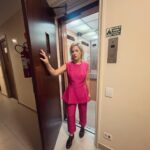 Natália Lage Instagram - Segunda parte ✔️ pré estreia de “Domingo à noite” na @cinemateca.brasileira (que lugar incrível) filme lindo, muitos amigos, noite feliz… E dia 4 de abril entramos em circuito (venham!) num cinema perto de você. prestigiem o cinema nacional 🎥✨🎬🖤 styling: @gabimanoart (maravilhosa) ♥️✨ @marro.urb @mariana.aurea___ @cuff.jewelry @valentinatodafina gracias ✨