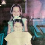 Natália Lage Instagram - A Marina é minha amiga mais antiga. A que ficou com mais força, assim, da infância. A gente diz pra todo mundo que é prima e nem explica, porque a relação é de família mesmo. Sua mãe é minha tia, suas irmãs são meu sangue e pronto. A gente tem aquele tipo de intimidade que existe a despeito até do convívio diário, das marés das vidas, dos momentos e das cidades.. Está lá, é nosso, intransferível e resgatável ao primeiro olhar. E eu olho pra ela com muito orgulho de ver como ela se tornou essa mulher forte, inteligente, situada, talentosa, engraçada, gata estilosa e dona de um coração gigante. A gente conhece e gosta de muita gente nessa vida mas sim, tem aqueles que estão na raiz da árvore que somos. Te amo eterno Ma ♥️ Feliz Aniversário 🎉🎈🎂