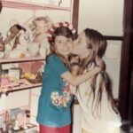 Natália Lage Instagram - A Marina é minha amiga mais antiga. A que ficou com mais força, assim, da infância. A gente diz pra todo mundo que é prima e nem explica, porque a relação é de família mesmo. Sua mãe é minha tia, suas irmãs são meu sangue e pronto. A gente tem aquele tipo de intimidade que existe a despeito até do convívio diário, das marés das vidas, dos momentos e das cidades.. Está lá, é nosso, intransferível e resgatável ao primeiro olhar. E eu olho pra ela com muito orgulho de ver como ela se tornou essa mulher forte, inteligente, situada, talentosa, engraçada, gata estilosa e dona de um coração gigante. A gente conhece e gosta de muita gente nessa vida mas sim, tem aqueles que estão na raiz da árvore que somos. Te amo eterno Ma ♥️ Feliz Aniversário 🎉🎈🎂