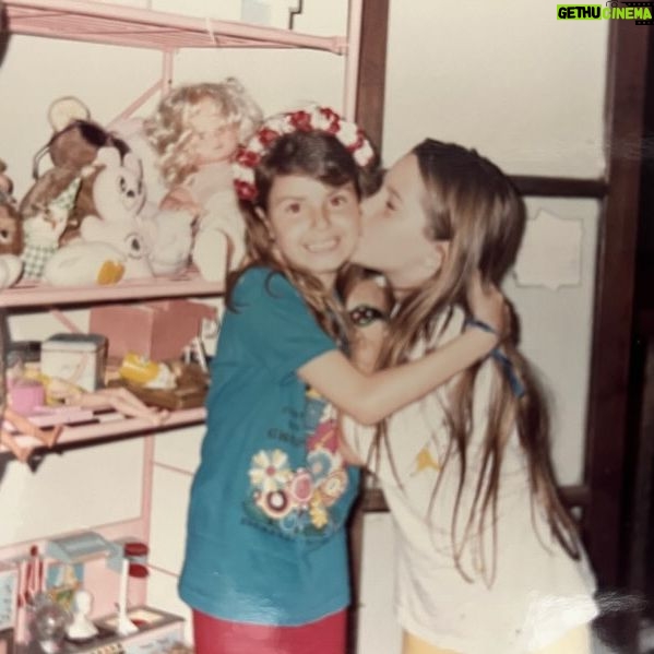 Natália Lage Instagram - A Marina é minha amiga mais antiga. A que ficou com mais força, assim, da infância. A gente diz pra todo mundo que é prima e nem explica, porque a relação é de família mesmo. Sua mãe é minha tia, suas irmãs são meu sangue e pronto. A gente tem aquele tipo de intimidade que existe a despeito até do convívio diário, das marés das vidas, dos momentos e das cidades.. Está lá, é nosso, intransferível e resgatável ao primeiro olhar. E eu olho pra ela com muito orgulho de ver como ela se tornou essa mulher forte, inteligente, situada, talentosa, engraçada, gata estilosa e dona de um coração gigante. A gente conhece e gosta de muita gente nessa vida mas sim, tem aqueles que estão na raiz da árvore que somos. Te amo eterno Ma ♥️ Feliz Aniversário 🎉🎈🎂