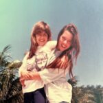 Natália Lage Instagram - A Marina é minha amiga mais antiga. A que ficou com mais força, assim, da infância. A gente diz pra todo mundo que é prima e nem explica, porque a relação é de família mesmo. Sua mãe é minha tia, suas irmãs são meu sangue e pronto. A gente tem aquele tipo de intimidade que existe a despeito até do convívio diário, das marés das vidas, dos momentos e das cidades.. Está lá, é nosso, intransferível e resgatável ao primeiro olhar. E eu olho pra ela com muito orgulho de ver como ela se tornou essa mulher forte, inteligente, situada, talentosa, engraçada, gata estilosa e dona de um coração gigante. A gente conhece e gosta de muita gente nessa vida mas sim, tem aqueles que estão na raiz da árvore que somos. Te amo eterno Ma ♥️ Feliz Aniversário 🎉🎈🎂
