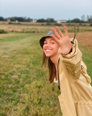 Natali Yura Instagram - I missed u guys! How’s it going?
Swipe for 👒🚜🤚💚