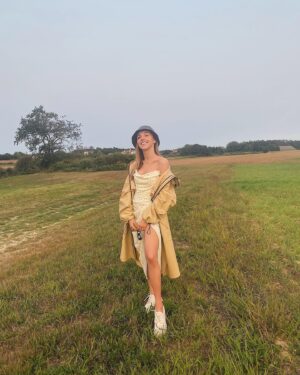 Natali Yura Instagram - I missed u guys! How’s it going?
Swipe for 👒🚜🤚💚