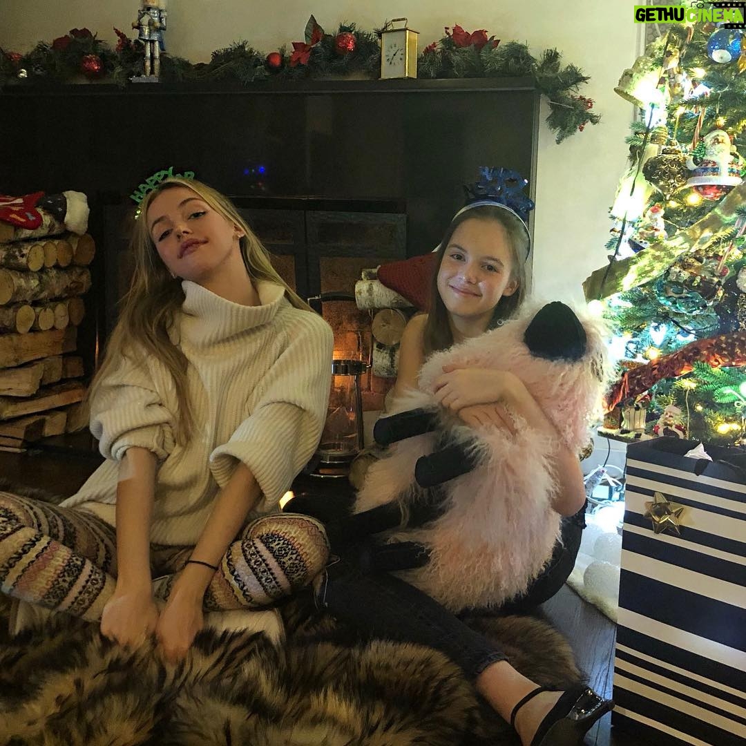 Natali Yura Instagram - New Years home pajama party 🎉 .... Bye Bye 2018 and Hi 2019 , So grateful for this year ❤️❤️❤️ Happy New Year 🎊