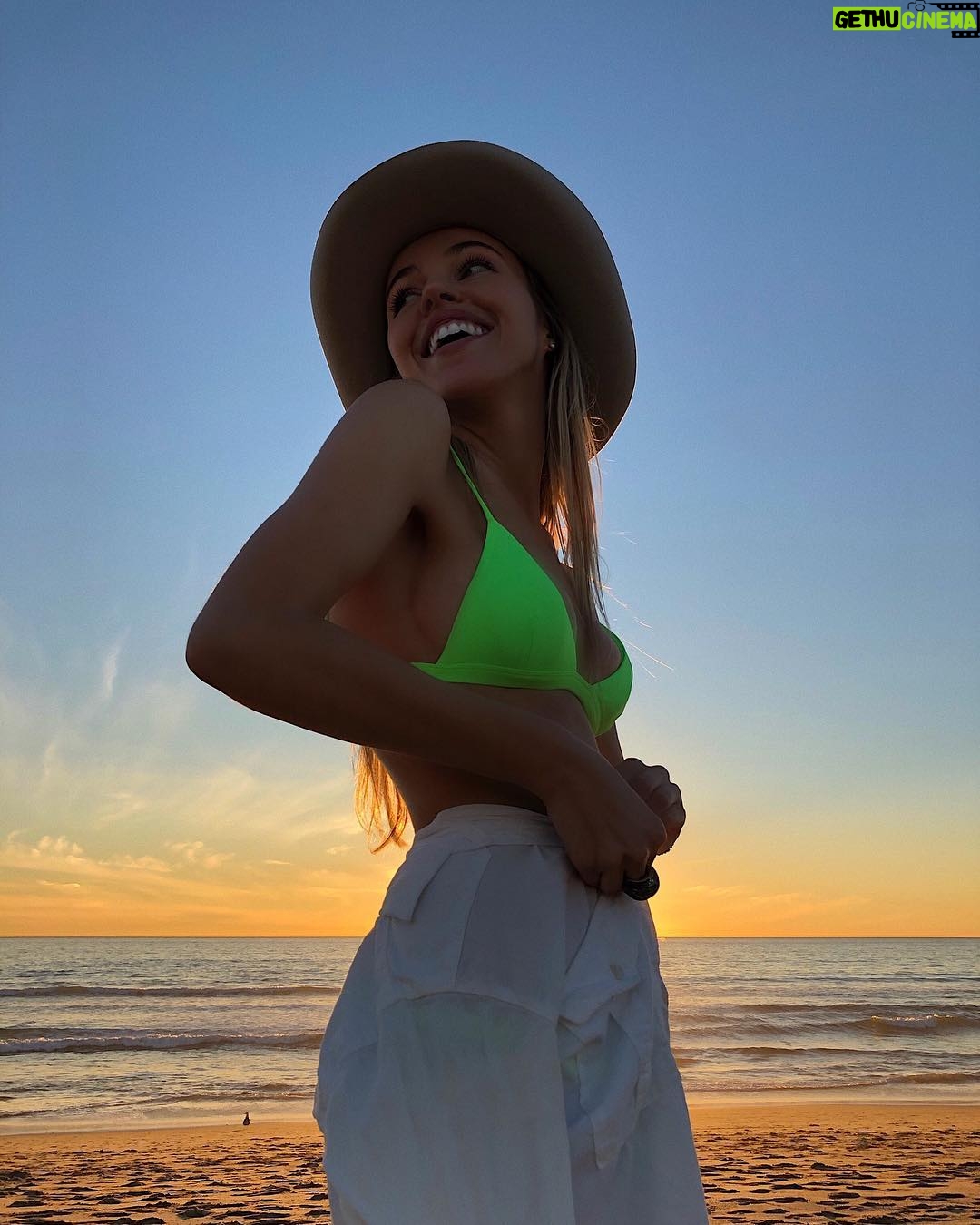 Natali Yura Instagram - Hello friend @yanakalina swimsuit: @nineo_swimwear ☘️