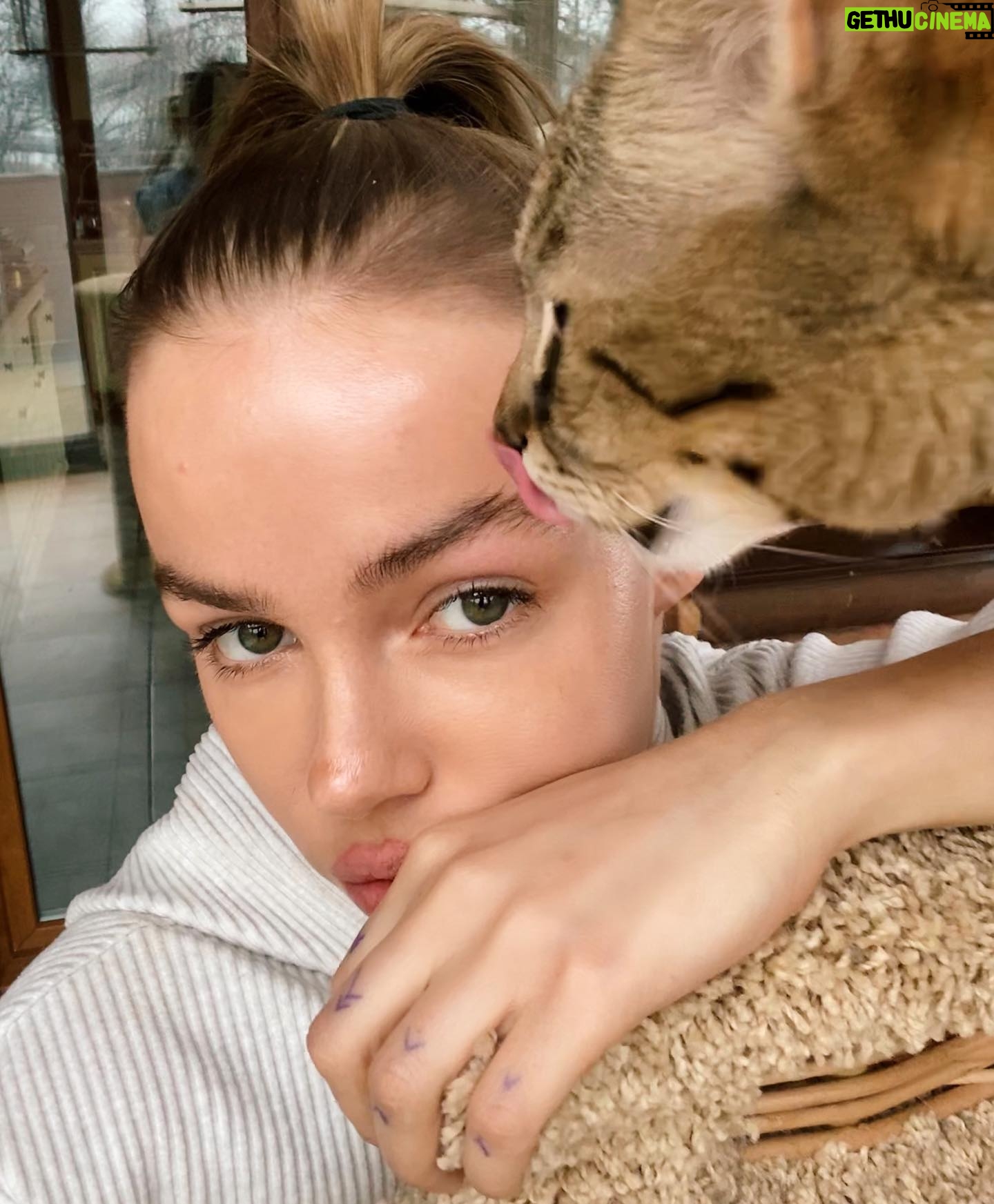 Natali Yura Instagram - I’m staying home! Here’s what my quarantine days look like...maybe you can get some ideas ) - @equinox do live stream meditation, and yoga classes. I do an hour class with the instructor pretty much every day. Highly recommended, wherever you are, they can be there with you. - @anthonymeindl and his free and donation-based lectures, and Acting classes. You could take this class from anywhere in the world. The more donation classes we take, the more people can be helped. - And one and only @themontaukgroup Now via zoom ! - Singing and English classes (I work privately with my instructors(most instructors have online classes, or you can learn from YouTube) - What are you guys doing?