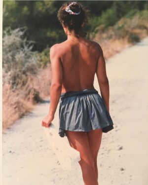 Natalia Dragoumi Instagram - Για τη γιορτή μου διάλεξα μια φωτο απο teens χρόνια, έτσι γιατί  τη θυμάμαι εκείνη την ημέρα…σαν χθες και με κάνει να  χαμογελώ!