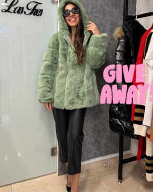 Natalia Dragoumi Instagram - GIVEAWAY💋💋😁🌴
Σ’αρέσει η mint οικολογική μου γούνα?
Αν είσαι η μία τυχερή,
μπορείς  να την αποκτήσεις !😮😍 

Για να μπεις στην κλήρωση:
1. Ακολούθησε @nataliadragoumi 
2. ⁠Ακολούθησε @lastres_boutique_ 
2. Like στο post
3. Τag τρεις φίλες

Η κλήρωση θα γίνει 15/2

Καλή επιτυχία 🎉💪🏼