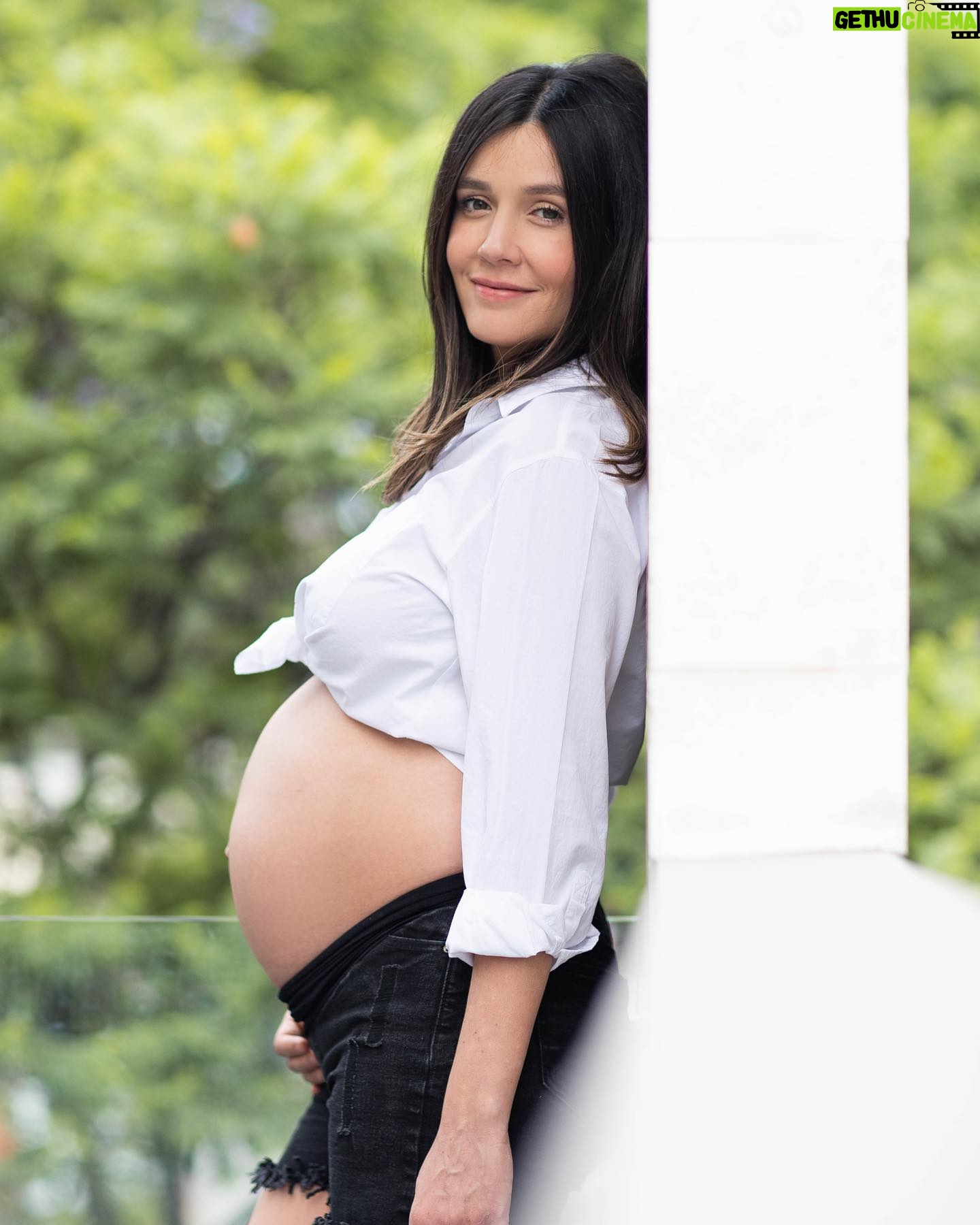 Natalia Guerrero - 5.1K Likes - Ya cumplimos 37 semanas. 🎈
Estamos en la ultimas! No podemos estar más emocionados de que empieza la cuenta regresiva para conocer a Elena!
Premio al que le atiné a la fecha de nacimiento!! Pongan su fecha! 👇🏽
Gracias a mi hermana @sandrakai @sandrakai_foto por regalarme esta sesión tan linda para tenerla de recuerdo!
Te quiero con todo mi corazón! 😍