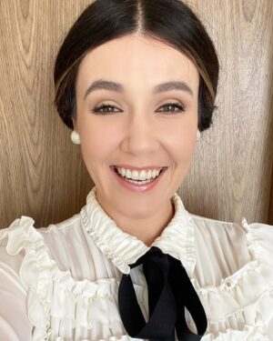 Natalia Guerrero Instagram - Qué tal quede para mi casting? Me tenía que ver de otra época, otra edad.
Por ahí se ven algunas canitas, para darle más realismo al asunto.

De cuantos años me veo, sean serios, no se pasen de lanza!