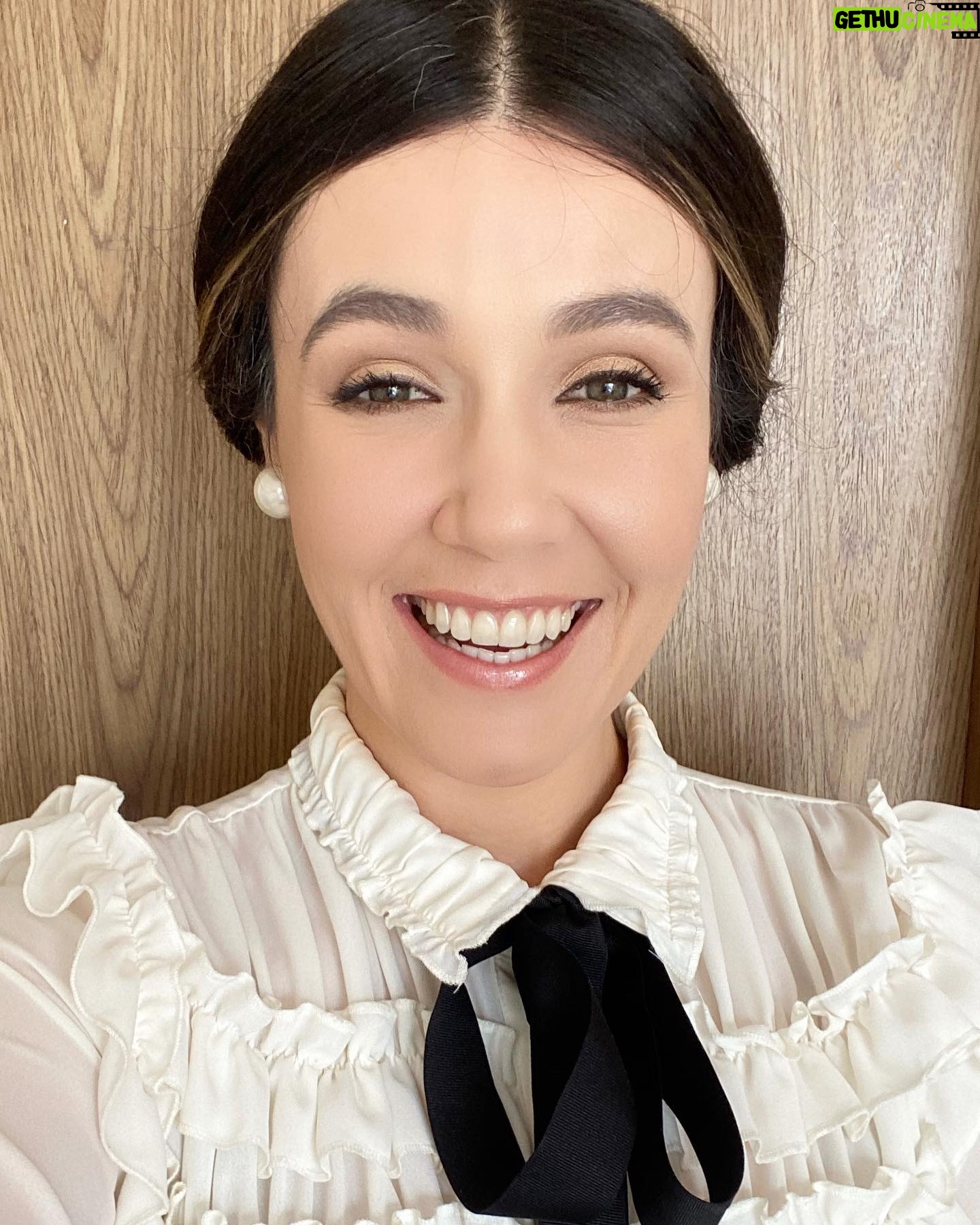 Natalia Guerrero - 2.2K Likes - Qué tal quede para mi casting? Me tenía que ver de otra época, otra edad.
Por ahí se ven algunas canitas, para darle más realismo al asunto.
De cuantos años me veo, sean serios, no se pasen de lanza!