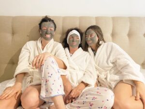 Natalia Guerrero Instagram - Yo: Oigan! Y si nos hacemos una sesión de fotos del día de la madre!!? Marilau: Ay no Natalia, no quiero ponerme ahorita una mascarilla, que hueva!

Mamá: Pero para que una foto con una mascarilla?

Yo: andale marilau! Que te cuesta! Para tener una foto bonita y divertida con mi mamá. Marilau:  ajjjjj  andale pues.

Yo: hagan algo divertido! Disimulen que se la están pasando bien! Propongan algo!!!! Mamá, escóndete la pijama para que parezca real. 
Fin

Te adoro mamá!! Eres mi Máximo! Y tú también lali! @marilaugh

Nuestra mascarilla es de @infinitekparis.mx
