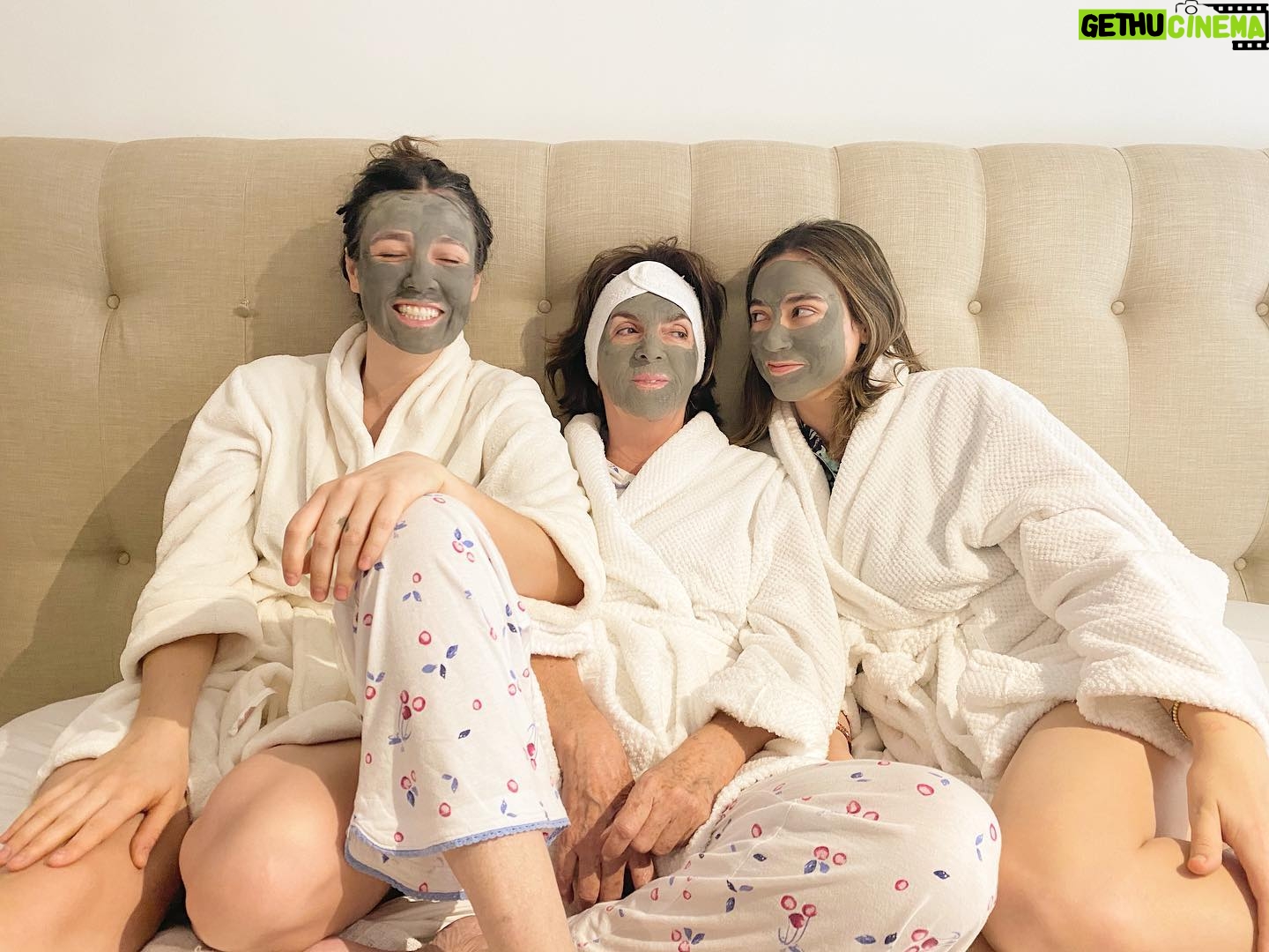 Natalia Guerrero - 1.6K Likes - Yo: Oigan! Y si nos hacemos una sesión de fotos del día de la madre!!? Marilau: Ay no Natalia, no quiero ponerme ahorita una mascarilla, que hueva!
Mamá: Pero para que una foto con una mascarilla?
Yo: andale marilau! Que te cuesta! Para tener una foto bonita y divertida con mi mamá. Marilau: ajjjjj andale pues.
Yo: hagan algo divertido! Disimulen que se la están pasando bien! Propongan algo!!!! Mamá, escóndete la pijama para que parezca real.
Fin
Te adoro mamá!! Eres mi Máximo! Y tú también lali! @marilaugh
Nuestra mascarilla es de @infinitekparis.mx