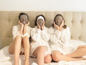Natalia Guerrero Instagram - Yo: Oigan! Y si nos hacemos una sesión de fotos del día de la madre!!? Marilau: Ay no Natalia, no quiero ponerme ahorita una mascarilla, que hueva!

Mamá: Pero para que una foto con una mascarilla?

Yo: andale marilau! Que te cuesta! Para tener una foto bonita y divertida con mi mamá. Marilau:  ajjjjj  andale pues.

Yo: hagan algo divertido! Disimulen que se la están pasando bien! Propongan algo!!!! Mamá, escóndete la pijama para que parezca real. 
Fin

Te adoro mamá!! Eres mi Máximo! Y tú también lali! @marilaugh

Nuestra mascarilla es de @infinitekparis.mx