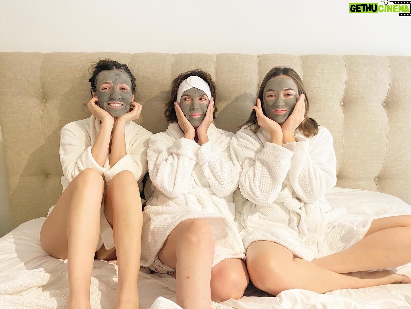 Natalia Guerrero - 1.6K Likes - Yo: Oigan! Y si nos hacemos una sesión de fotos del día de la madre!!? Marilau: Ay no Natalia, no quiero ponerme ahorita una mascarilla, que hueva!
Mamá: Pero para que una foto con una mascarilla?
Yo: andale marilau! Que te cuesta! Para tener una foto bonita y divertida con mi mamá. Marilau: ajjjjj andale pues.
Yo: hagan algo divertido! Disimulen que se la están pasando bien! Propongan algo!!!! Mamá, escóndete la pijama para que parezca real.
Fin
Te adoro mamá!! Eres mi Máximo! Y tú también lali! @marilaugh
Nuestra mascarilla es de @infinitekparis.mx