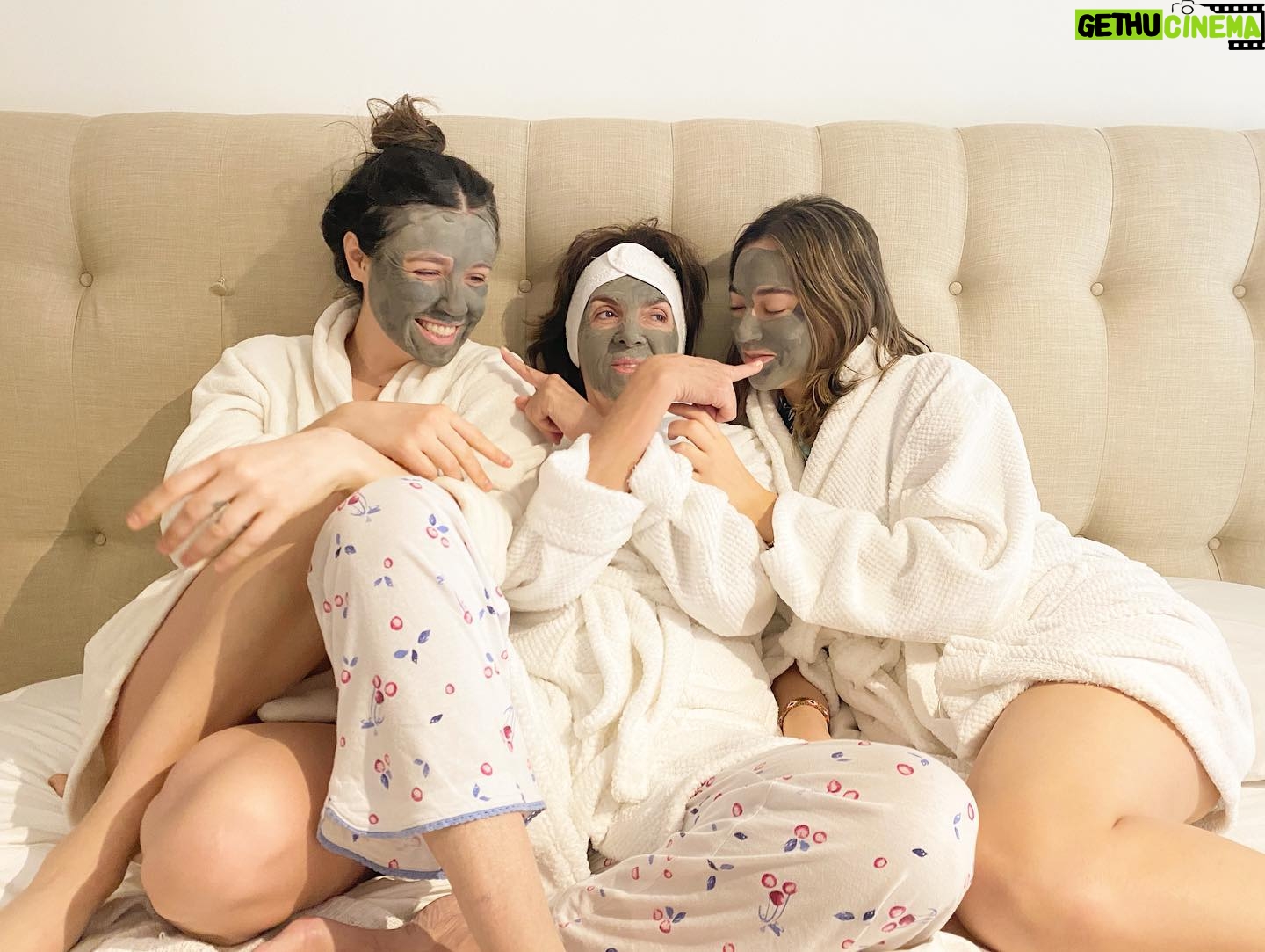 Natalia Guerrero - 1.6K Likes - Yo: Oigan! Y si nos hacemos una sesión de fotos del día de la madre!!? Marilau: Ay no Natalia, no quiero ponerme ahorita una mascarilla, que hueva!
Mamá: Pero para que una foto con una mascarilla?
Yo: andale marilau! Que te cuesta! Para tener una foto bonita y divertida con mi mamá. Marilau: ajjjjj andale pues.
Yo: hagan algo divertido! Disimulen que se la están pasando bien! Propongan algo!!!! Mamá, escóndete la pijama para que parezca real.
Fin
Te adoro mamá!! Eres mi Máximo! Y tú también lali! @marilaugh
Nuestra mascarilla es de @infinitekparis.mx