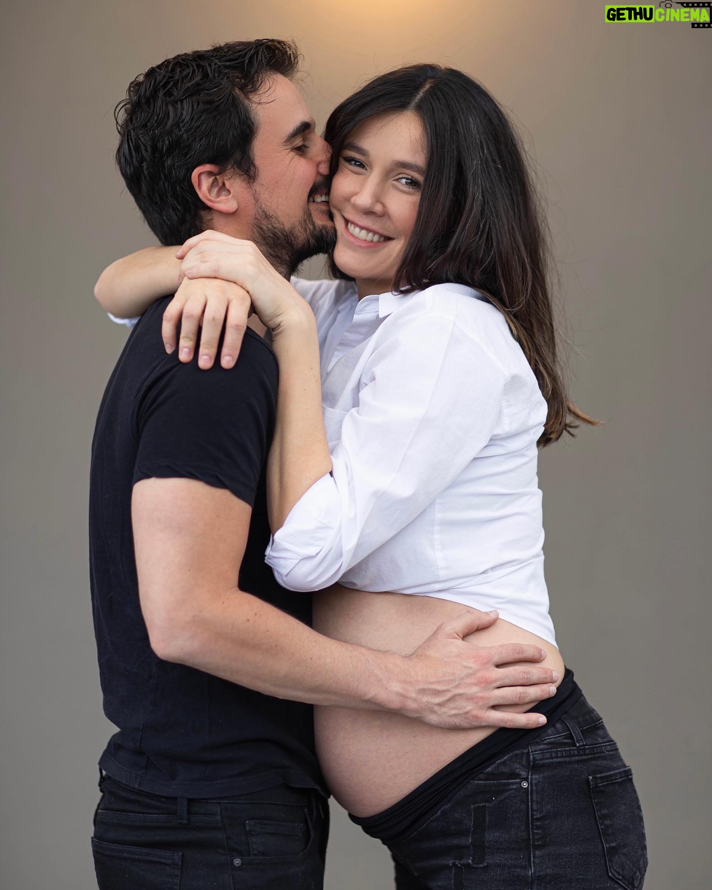 Natalia Guerrero - 5.1K Likes - Ya cumplimos 37 semanas. 🎈
Estamos en la ultimas! No podemos estar más emocionados de que empieza la cuenta regresiva para conocer a Elena!
Premio al que le atiné a la fecha de nacimiento!! Pongan su fecha! 👇🏽
Gracias a mi hermana @sandrakai @sandrakai_foto por regalarme esta sesión tan linda para tenerla de recuerdo!
Te quiero con todo mi corazón! 😍