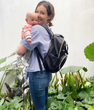 Natalia Guerrero Instagram - Cuando estaba embarazada, siempre me imagine este momento. Que Elena me acompañará a trabajar. Hoy fuimos a Xochimilco e Iztapalapa. 
No crean que estuvo con esa sonrisa todo el tiempo. 😒
🤯. @lalapot.mx