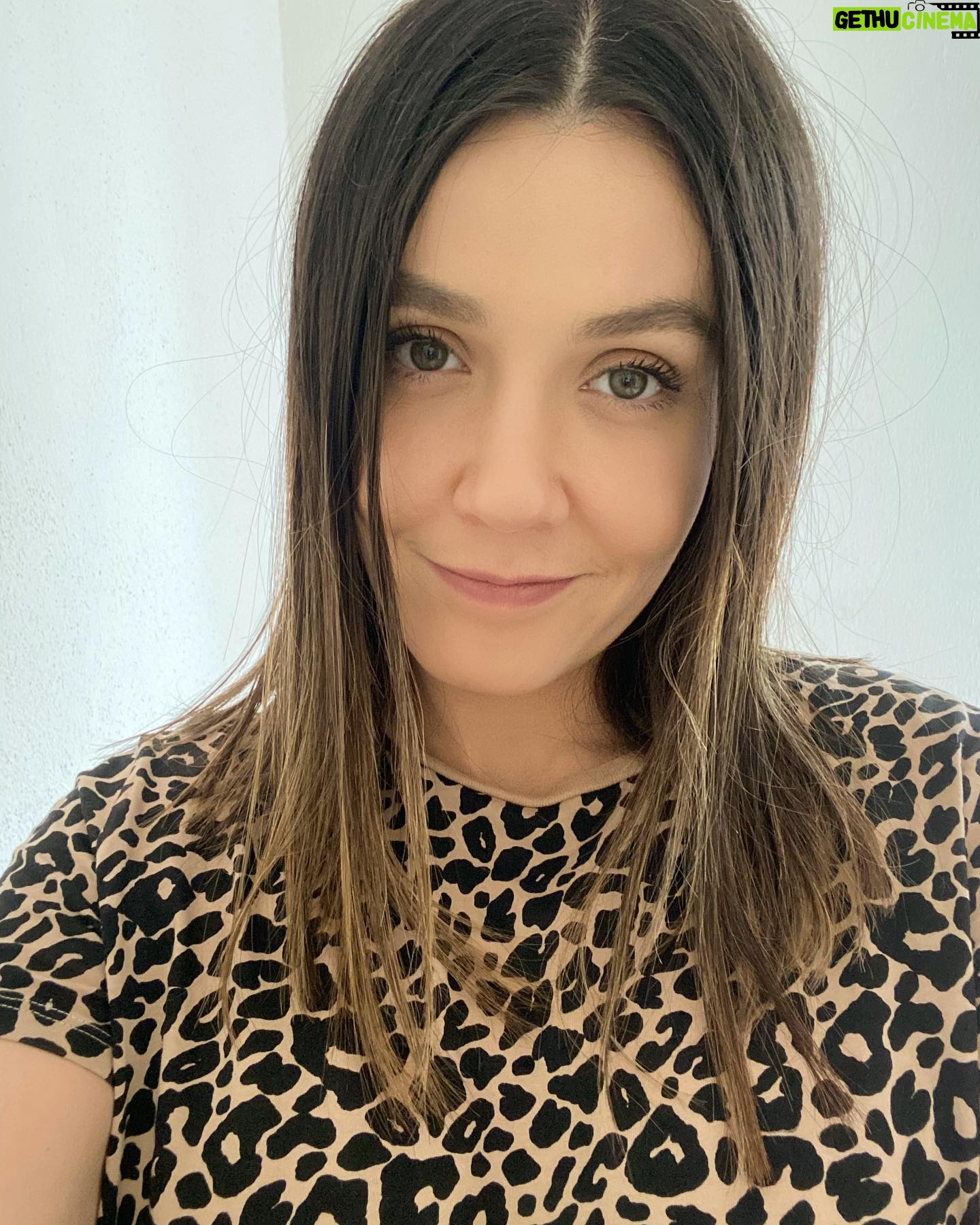 Natalia Guerrero - 1.9K Likes - Amo el animal print! Siento que es un básico. Hace poco me di cuenta que mi ropa es blanca, negra o animal print.
Quien más lo ama?