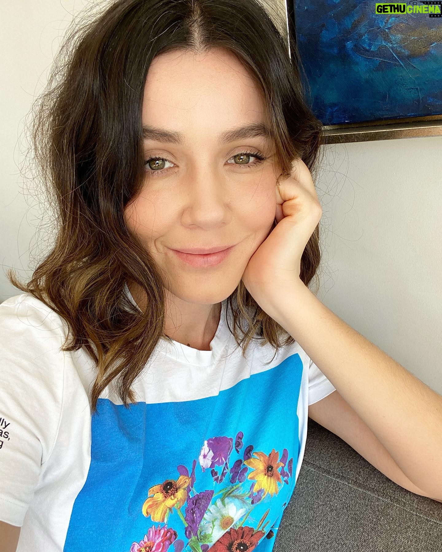 Natalia Guerrero - 1.5K Likes - Estoy a unos días de cumplir 33, y ya me siento con la edad suficiente como para poder dar consejos. Uno de ellos es... sean muy selectivos con la gente que se rodean. Busquen a gente positiva, gente que se alegre que te vaya bien, y sobre todo que este ahí cuando las cosas no estén bien.
Puedes tener muchos “amiguitos” pero es muy notorio saber cuales son los que vale pena tener para siempre.
Yo si los cuento con los dedos, y ellos saben bien quienes son! ❤️
Ustedes tienen más de 🖐🏼🖐🏼 ??