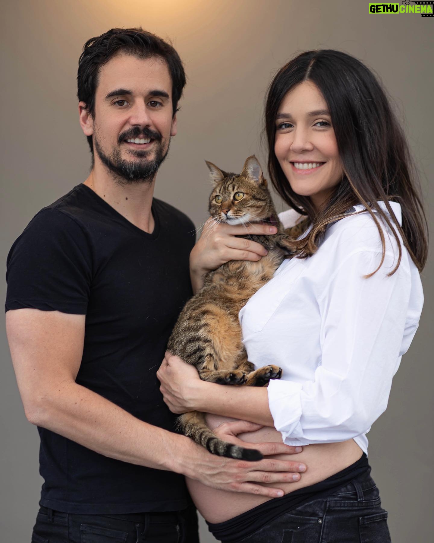 Natalia Guerrero - 5.1K Likes - Ya cumplimos 37 semanas. 🎈
Estamos en la ultimas! No podemos estar más emocionados de que empieza la cuenta regresiva para conocer a Elena!
Premio al que le atiné a la fecha de nacimiento!! Pongan su fecha! 👇🏽
Gracias a mi hermana @sandrakai @sandrakai_foto por regalarme esta sesión tan linda para tenerla de recuerdo!
Te quiero con todo mi corazón! 😍