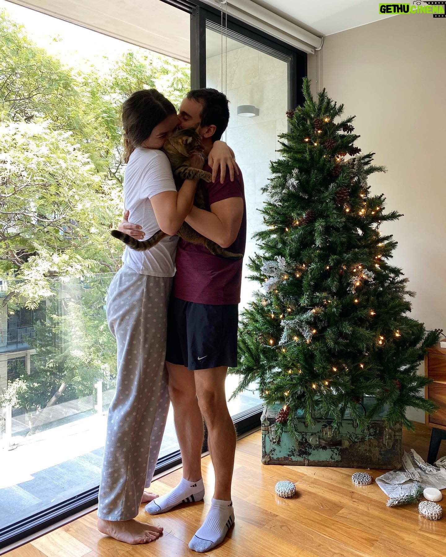 Natalia Guerrero - 3.3K Likes - Inicia nuestra época favorita! ❤️
Me verdad no saben lo que me provoca la navidad!
Tu eres mi familia @lautarosilv (y Olivia) ❤️
Y ustedes cuando ponen el arbolito? Yo hasta me tarde, procuro ponerlo el 3 de noviembre.