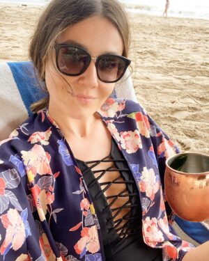 Natalia Guerrero Instagram - Soltando el cuerpo. 
Vodka- tequila o Ron en la playa. Que les gusta más?