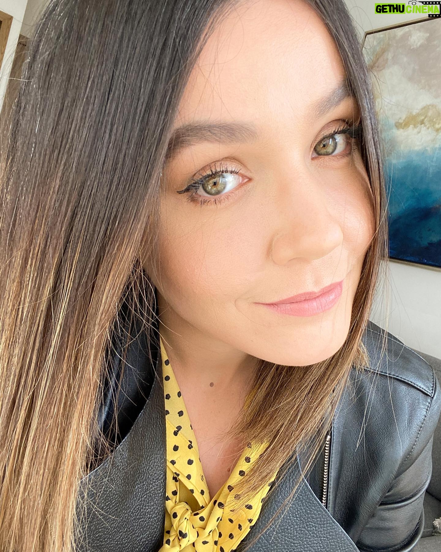 Natalia Guerrero - 1.9K Likes - Aquí ando maquillada y con una luz muy favorecedora pero la verdad es que nunca había tenido tan bien la piel.
Llevo usando un mes usando un secretito que una amiga me recomendó para mejorar la apariencia de la piel.
La verdad es que siempre me he cuidado mucho la cara. De lo demás no, creo que es lo único que me cuido físicamente. Y mi recomendación para todos los días es limpiarnos a profundidad la cara y usar bloqueador! Eso hace toda la diferencia.
Pero llevo usando 1 mes una cosa maravillosa que se las enseñare en mis historias en la noche! Con cara lavada para que vean que no es choro. Les late?