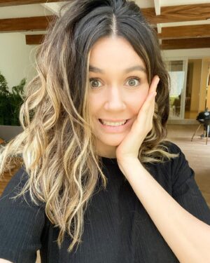 Natalia Guerrero Instagram - Oigan, creo que me excedí de güera! Y si me lo pongo mejor color caramelo? Que opinan. Se aceptan recomendaciones.
Me lo dejo o me lo cambio?
