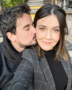 Natalia Guerrero Instagram - No se casen hasta encontrar el indicado. Si no es así, es mejor estar soltera. 
Y si no llega, búsquenlo, porque si se encuentran❤️. 1 año casados por el civil. 🥂#SMA @hilorojohotel