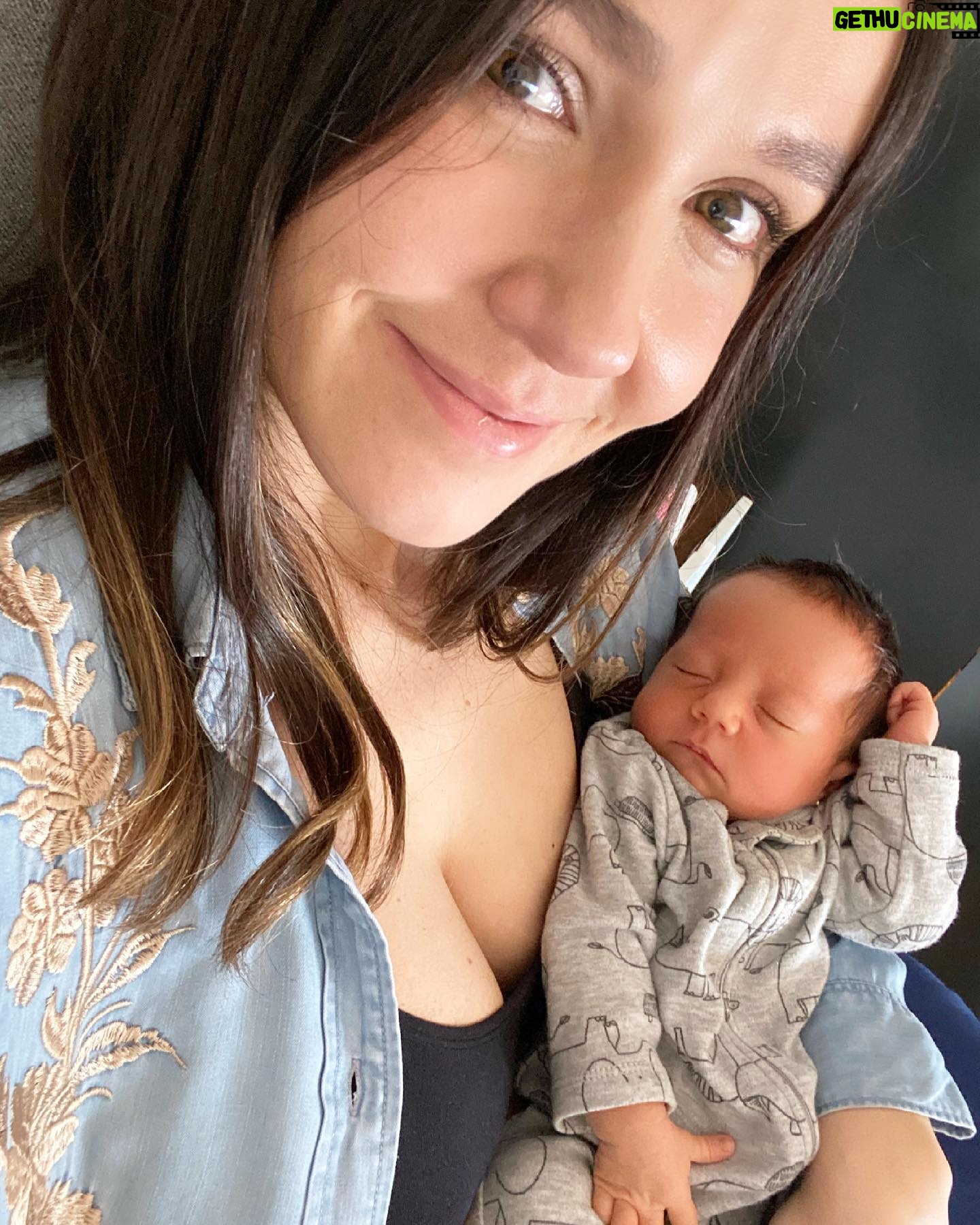 Natalia Guerrero - 6.8K Likes - ¿Cómo les explico lo que siento?
Les presento a Elena.
Por ella lo voy a hacer todo.
¿A quien se parece?