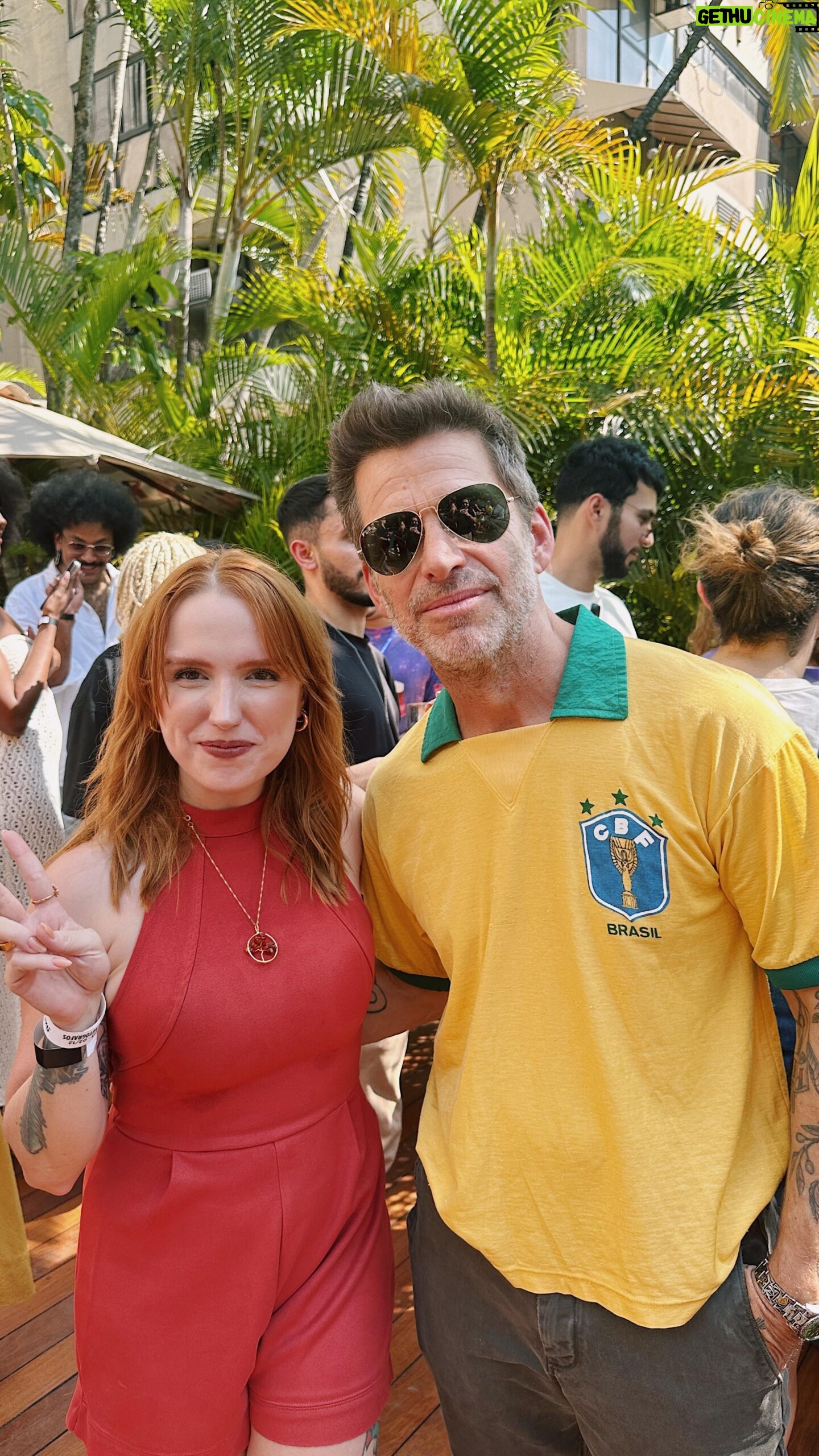Natalia Kreuser - 6.3K Likes - Eu simplesmente fui no churrasco do Zack Snyder com todo o elenco de #RebelMoon 😱 O SURTOOOO! Obrigada sempre pelas oportunidades únicas @netflixbrasil vocês são tudo! ♥️ #zacksnyder #charliehunnam