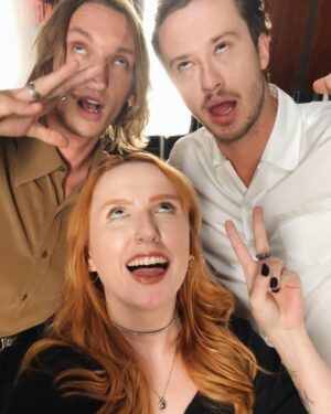 Natalia Kreuser Instagram - O sonho aconteceu! Hoje tive a super oportunidade de conversar com parte do elenco de #StrangerThings e ainda presencialmente! Eu só tenho gratidão! Foi tudo, e em breve vocês poderão conferir no canal e aqui nas redes sociais! (Arrasta pro lado, tá imperdível 😂) #vecna #strangerthings