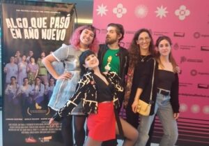 Natalia Maldini Instagram - La vida por este equipo! Tuvimos pre-estreno y estreno mundial de Algo que pasó en Año Nuevo y ambas funciones fueron una fiesta ❤️‍🔥 ya les compartiré mi crónica de estos días pero mientras tanto dejo algunas fotitos de ayer 🎬