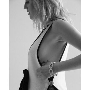 Natalia de Molina Instagram - “Creo que, en general, estamos todos muy faltos de cariño; hace falta arrojar luz, que la gente vea que el buen sentir mueve más que el odio y el miedo.”   en @elle_spain Marzo’21 💜