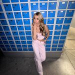 Natalia Instagram - mi corazón se congeló, dejo de palpitarrrr 🌬️🩵❄️ gracias por todo el amor a #NadieMás sois los mejores 🥹🙏🏽 looks: @studiofcolombia stylist: @bbarzuza @extensionmania