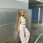 Natalia Instagram - mi corazón se congeló, dejo de palpitarrrr 🌬️🩵❄️ gracias por todo el amor a #NadieMás sois los mejores 🥹🙏🏽 looks: @studiofcolombia stylist: @bbarzuza @extensionmania