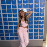 Natalia Instagram - mi corazón se congeló, dejo de palpitarrrr 🌬️🩵❄️ gracias por todo el amor a #NadieMás sois los mejores 🥹🙏🏽 looks: @studiofcolombia stylist: @bbarzuza @extensionmania