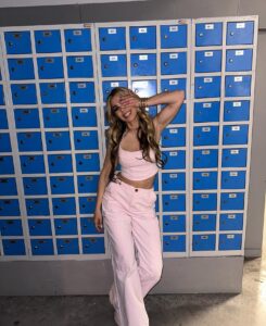 Natalia Instagram - mi corazón se congeló, dejo de palpitarrrr 🌬️🩵❄️ gracias por todo el amor a #NadieMás sois los mejores 🥹🙏🏽 looks: @studiofcolombia stylist: @bbarzuza @extensionmania