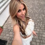 Natalia Instagram - seguimos con la promo de #NADIEMÁS 🔗🍸 look: @studiofcolombia estilista: @bbarzuza hair: @extensionmania