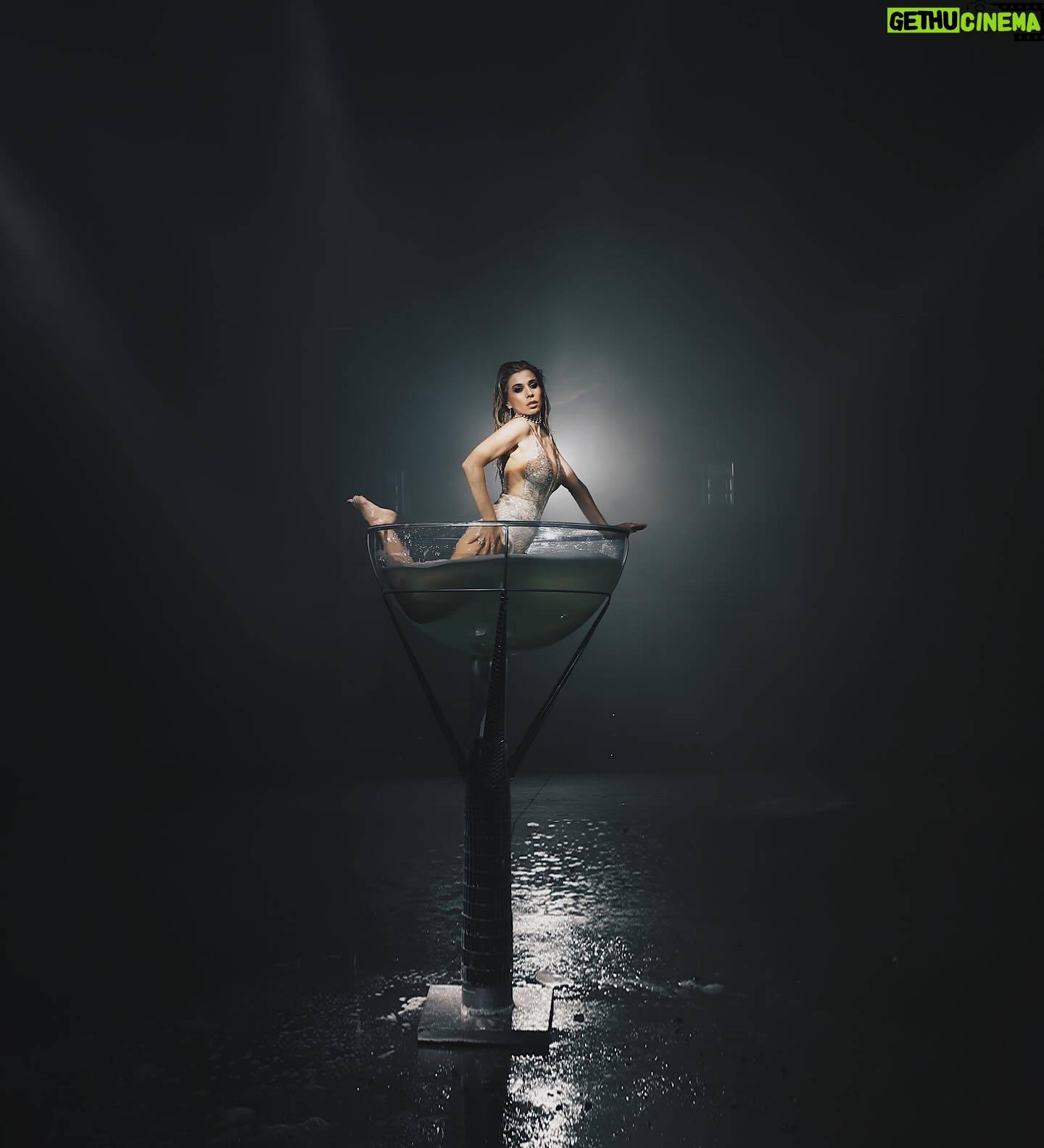 Natalia Instagram - pero me pierdo por las noches en la ciudad 🔗✨ #NADIEMÁS os dejo fotitos de making off del videoclip! gracias a todo por todos vuestros comentarios tan bonitos 🙏🏽 @sibuya_es @termixoficial @vieralartists @universalspain @carlosalmazaan @beltrandryhouse @vieralcom @christian_acedo_estilista @raulphoto @nayasalanto @noelia.gobea @andreamarinpozo @ginadanielaaldana @moniiica_20 @studiofcolombia @virginiavald @ameibiza @publivalworkwear @extensionmania @fabrikmadrid