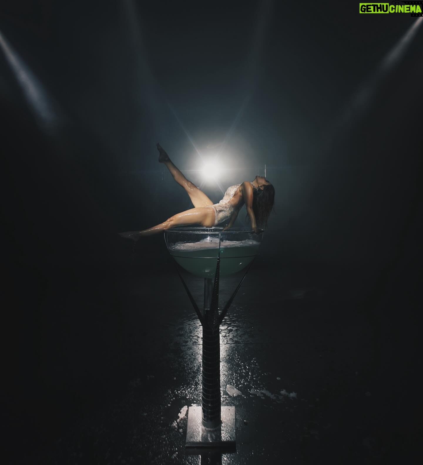 Natalia Instagram - pero me pierdo por las noches en la ciudad 🔗✨ #NADIEMÁS os dejo fotitos de making off del videoclip! gracias a todo por todos vuestros comentarios tan bonitos 🙏🏽 @sibuya_es @termixoficial @vieralartists @universalspain @carlosalmazaan @beltrandryhouse @vieralcom @christian_acedo_estilista @raulphoto @nayasalanto @noelia.gobea @andreamarinpozo @ginadanielaaldana @moniiica_20 @studiofcolombia @virginiavald @ameibiza @publivalworkwear @extensionmania @fabrikmadrid