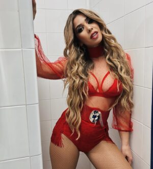 Natalia Instagram - muchas gracias Cartagena y a toda la organización, como disfruté el primer concierto del año 💙 

makeup: @pablocerdan 
fotos escenario: @felipeg.pagan 
@carnavaldecartagenaoficial 
@aytocartagenaes 
@vieralartists 
@amorletsdance 
@barby3b

🙏🏽