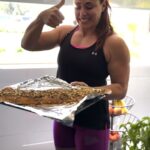 Natalia Ducó Instagram - FELIZ NAVIDAD 🎄🎁 Les dejo una exquisita y fácil receta para que puedan hacer estos días. SALMÓN CON COSTRA DE PISTACHO! Acompañada con yogurt griego o natural y muchas hierbas frescas al final! Además, les cuento que quedan pocos días para conocer a los participantes del Team Salmón 2024. ATENTOS!!!!! #TeamSalmon Feliz fiestas!! @salmonchile