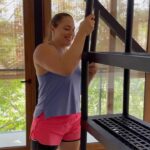 Natalia Ducó Instagram - CASA NUEVA! VIDA NUEVA! Agradecida del torbellino de cambios que se están produciendo en mi modelo de vida! Les compartiré los mejores datos del tremendo desafío que es un cambio de casa! DATO 1: Estante Plástico X-Treme 5 Repisas 84x40x182cm Valor $69.990 (están con descuento, precio normal $79.990) Les conseguí con CÓDIGO de descuento DUCO10 ! Sobre el valor final tendrán un 10% menos 🫶🏼👏🏻🙏🏼. INFORMACIÓN IMPORTANTE Estante 5 Niveles, resiste hasta 565 kg. distribuidas uniformemente en 113 kg. por estante, 100% plástico, cuenta con sujetadores para la pared para garantizar mayor fijeza. También se puede enlazar con otro estante de la misma línea. Características: Estante: - Largo: 84 cm - Ancho: 40 cm - Alto: 182 cm - Peso: 11,6 kg. Embalaje: - Largo: 84 cm - Ancho: 40 cm - Alto: 29 cm - Peso: 11,9 kg. Disponible en: Formato: - Color estante: Chocolate Material: Plástico Garantía: - Por falla de fábrica: 6 meses - De satisfacción: 10 días para devolución