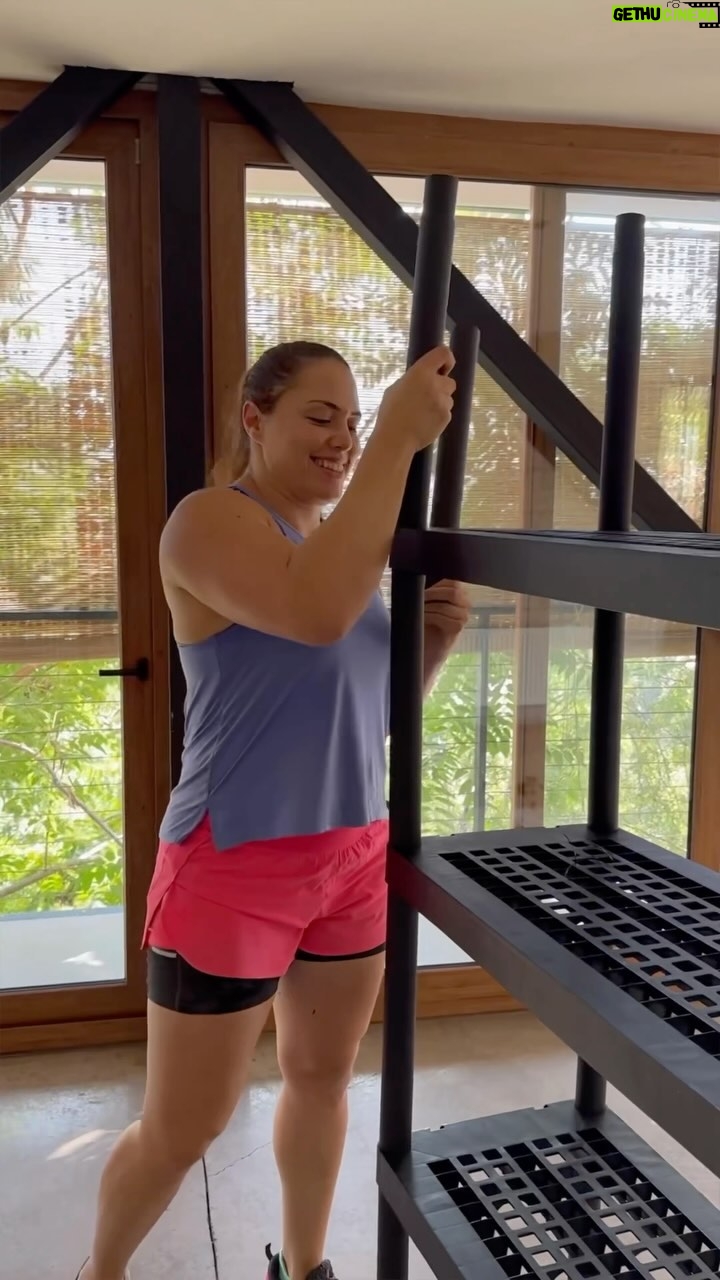 Natalia Ducó Instagram - CASA NUEVA! VIDA NUEVA! Agradecida del torbellino de cambios que se están produciendo en mi modelo de vida! Les compartiré los mejores datos del tremendo desafío que es un cambio de casa! DATO 1: Estante Plástico X-Treme 5 Repisas 84x40x182cm Valor $69.990 (están con descuento, precio normal $79.990) Les conseguí con CÓDIGO de descuento DUCO10 ! Sobre el valor final tendrán un 10% menos 🫶🏼👏🏻🙏🏼. INFORMACIÓN IMPORTANTE Estante 5 Niveles, resiste hasta 565 kg. distribuidas uniformemente en 113 kg. por estante, 100% plástico, cuenta con sujetadores para la pared para garantizar mayor fijeza. También se puede enlazar con otro estante de la misma línea. Características: Estante: - Largo: 84 cm - Ancho: 40 cm - Alto: 182 cm - Peso: 11,6 kg. Embalaje: - Largo: 84 cm - Ancho: 40 cm - Alto: 29 cm - Peso: 11,9 kg. Disponible en: Formato: - Color estante: Chocolate Material: Plástico Garantía: - Por falla de fábrica: 6 meses - De satisfacción: 10 días para devolución