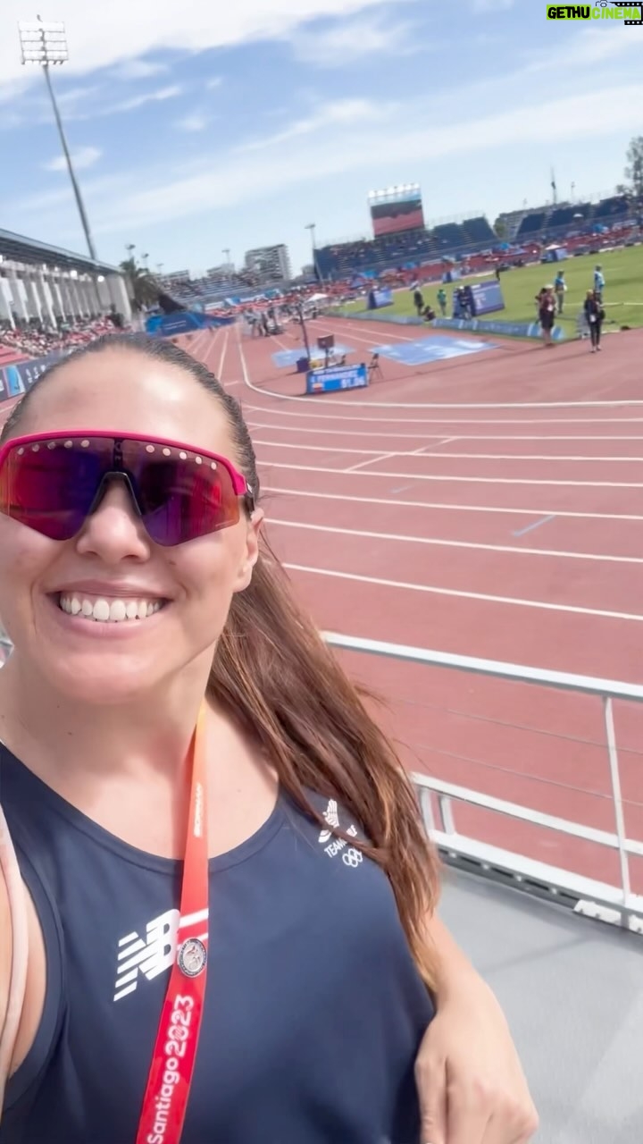 Natalia Ducó Instagram - DEPORTE REY y Últimos días de @santiago2023oficial ¡En el corazón del Para Atletismo, seguimos apoyando con toda nuestra energía al #ParaTeamChile junto a los gerentes de @enelx_chile y #Signify, con quienes nos tomamos un momento el para reflexionar sobre la magnitud de esta fiesta deportiva que ha marcado un hito histórico en Chile 🇨🇱💪 Siendo testigos del poder transformador de los Juegos Parapanamericanos a través de toda la energía y power de nuestro querido #ParaTeamChile. Donde hemos compartido risas, lágrimas y emociones fuertes, pero, sobre todo, hemos fortalecido los lazos que nos unen como país. ¡En cada competencia, en cada carrera, sentimos la unidad que solo el deporte puede brindarnos! A medida que celebramos este legado junto a Enel X y Signify, renovamos nuestro compromiso de seguir respaldando a nuestros atletas con todo el corazón. ¡Vamos con todo, #ParaTeamChile! 💙🇨🇱 #EnelX #Signify #ParaAtletismo #JuegosParapanamericanos #JuegosPanamericanos #UnidosPorElDeporte #ElPulsoDeLosParapanamericanos