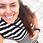 Natalia Ducó Instagram - 5️⃣ TIPS para RECUPERARTE a COSTO 💲0 ! (parte 1) NO HAY EXCUSAS PARA NO CAMBIAR TU ESTILO DE VIDA! 1️⃣ ❌🚫📱 No mirar el celular apenas te despiertas. Esperar al menos 30min. Ondas celébrales. forzamos al cerebro a pasar de las ondas delta a las alfa directamente. 2. ☀️🌞👀 Mirar luz natural al despertar. La luz del sol establece los ritmos circadianos: la luz brillante de la mañana tiene un profundo impacto en nuestros ritmos circadianos, influyendo en la producción de hormonas y los ciclos del sueño. Una clase distinta de células oculares llamadas células ganglionares de la retina intrínsecamente fotosensibles (ipRGC) transmiten información luminosa desde el ojo al reloj circadiano, que utiliza la información para establecer el tiempo en nuestro cuerpo. El sueño, el estado de ánimo y el estado de alerta son algunas de las funciones reguladas por la luz. Por tanto, la luz del día es fundamental para mantener el ritmo circadiano y, por tanto, el funcionamiento adecuado de la fisiología y el comportamiento”. 3. 👣🌲🌿☘️🍃 Earthing, pisar pasto. Caminar a pata pelada. A la terapia de caminar descalzo se la conoce con el nombre de grounding, o también earthing. Los seres humanos somos seres eléctricos, por lo que actuamos como “antenas”, y por eso emitimos y recibimos energía. el grounding permite que nuestro organismo logre el equilibrio con el potencial eléctrico de la Tierra, normalizando de esta manera el entorno eléctrico interno de nuestros órganos, tejidos y células. 4. Meditar 🧘🏽 o enfocar la atención en la respiración y la propiocepción corporal. Es una herramienta poderosa que influye directamente en nuestro cerebro y bienestar. Al practicar técnicas de respiración consciente y controlada, podemos mejorar la oxigenación cerebral, reducir el estrés, mejorar la función cognitiva y promover la salud mental en general. 5. 🏃🏽‍♀️‍➡️🚶🏻‍♂️‍➡️🚶🏾‍♂️🚶‍♂️🍲🥗🍝 Caminar 10 min después de comer. Baja notablemente la respuesta de la glucosa (azúcar en sangre). Últimos estudios señalas una reducción de entre un 30% a un 35%. Envía a quien lo necesite! Y regálale esta información para cambiar su vida! Comenta con la palabra SI si te gustó! ❤️