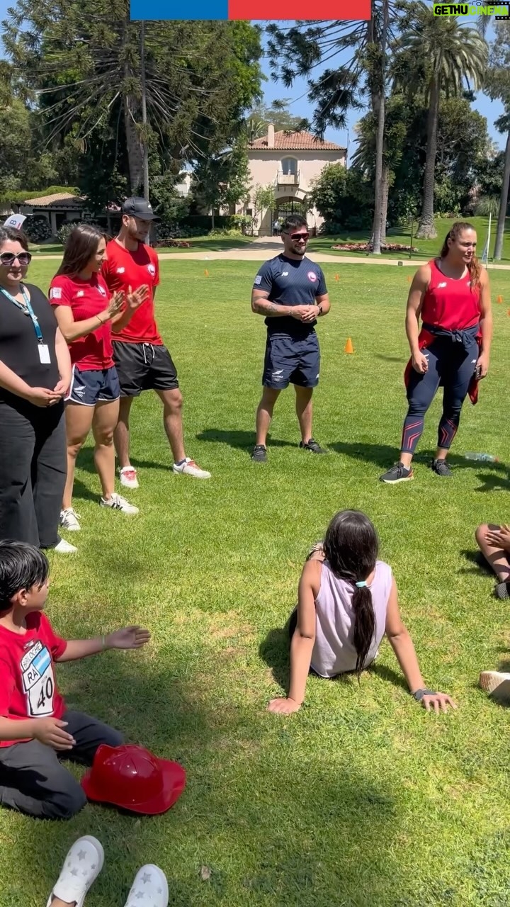 Natalia Ducó Instagram - ¡Seguimos con ustedes! ❤️🩹 Nuestros deportistas del #TeamChile 🇨🇱 compartieron junto a niños y niñas beneficiarios del programa Escuelas Abiertas del @mineducchile, en una instancia de apoyo y protección en el contexto de la emergencia que vive la región de #Valparaíso. Natalia Duco, Joaquín González, Valentina Toro y Rodrigo Rojas nos enseñan una gran lección de cómo el deporte puede entregar un rayo de luz en los momentos más oscuros 👏🏻 La Ministra (s) @antoniaillanes junto a la subsecretaria de Educación Parvularia @claudialagos.s participaron de la actividad ✅